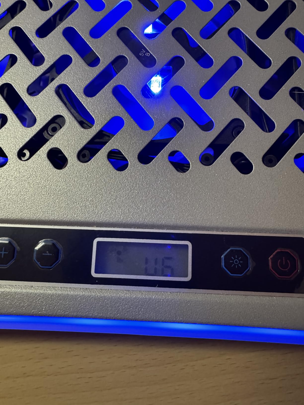 NK PC e Giochi Base Raffreddamento 17" 6 Ventole RGB Bianca