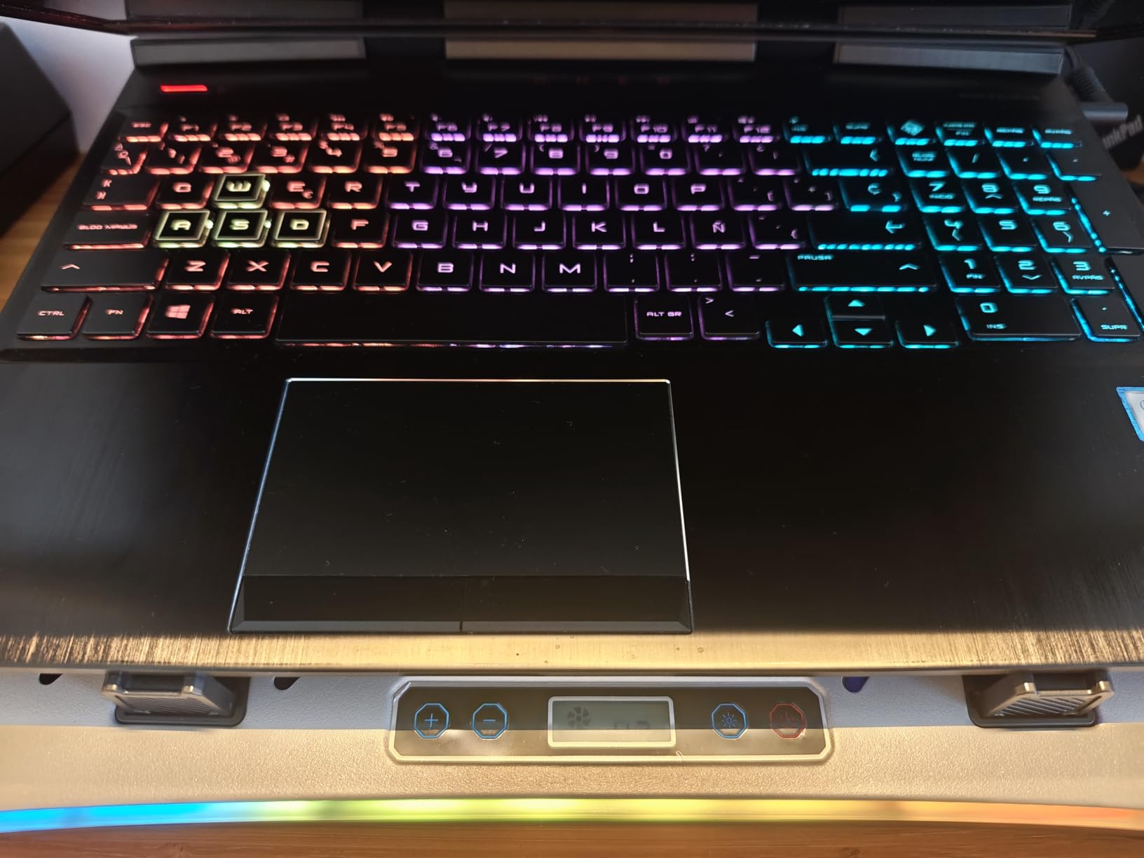 NK PC e Giochi Base Raffreddamento 17" 6 Ventole RGB Bianca